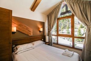 Llit o llits en una habitació de Two internally connecting 2-bed apartments with shared private entrance