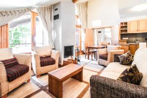 Ruang duduk di Two internally connecting 2-bed apartments with shared private entrance