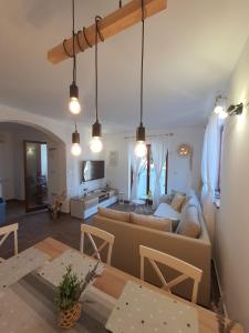 salon z kanapą i stołem w obiekcie HOLIDAY HOME "MARIJANA" w mieście Ližnjan