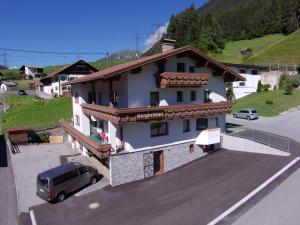 Gallery image of Ferienhaus Bergkristall in Pettneu am Arlberg