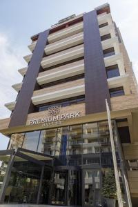 Premium Park Hotel Baku في باكو: مبنى به لافته تعيد برمجة حديقة