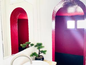 een badkamer met rode en paarse muren en een wastafel bij Hyper Center - Balcony Quiet - Air Conditioner - Kitchen - Wifi - Tram in Nice