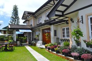 Taman di luar Cocoon Hills