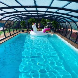 Bazén v ubytování ORANGERIE de CHATEL-Selection FIGARO & ELLE Magazine nebo v jeho okolí
