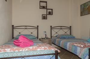 Un pat sau paturi într-o cameră la Family resort in Nea Vrasna
