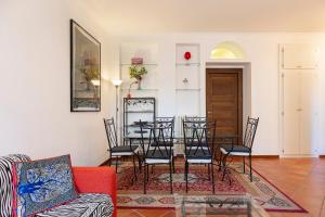 sala de estar con mesa y sillas en Dolfin - Nel centro di Stresa - By Impero House en Stresa