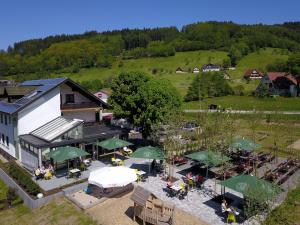 una vista aérea de un edificio con mesas y sombrillas en Hotel & Restaurant Mühlenglück, en Oppenau