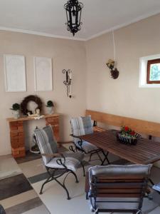 un salon avec une table et des chaises en bois dans l'établissement Siebler Übernachtungen am Bauernhof, à Wolnzach