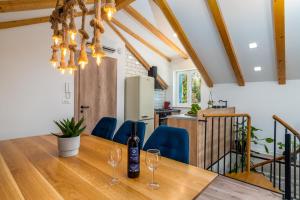 Φωτογραφία από το άλμπουμ του NEW! Stone villa JUDITA with heated pool and hydro-massage σε Zadvarje