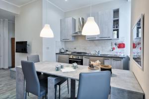 A kitchen or kitchenette at ACADAMIS - 4 min a piedi da Porta Susa