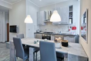 A kitchen or kitchenette at ACADAMIS - 4 min a piedi da Porta Susa