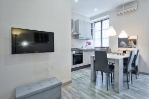 A kitchen or kitchenette at ACADAMIS - 4 min a piedi da Porta Susa