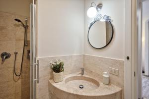 A bathroom at ACADAMIS - 4 min a piedi da Porta Susa