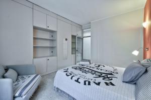 A bed or beds in a room at ACADAMIS - 4 min a piedi da Porta Susa