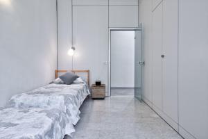 A bed or beds in a room at ACADAMIS - 4 min a piedi da Porta Susa