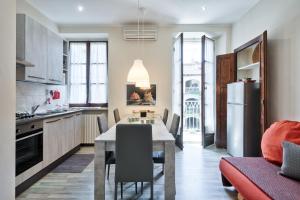 A kitchen or kitchenette at ACADAMIS - 4 min a piedi da Porta Susa