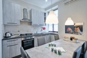 A kitchen or kitchenette at ACADAMIS - 4 min a piedi da Porta Susa