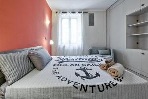 A bed or beds in a room at ACADAMIS - 4 min a piedi da Porta Susa