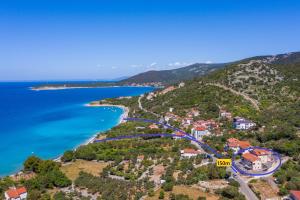 una vista aérea de una pequeña ciudad en una colina junto al océano en Apartments and Rooms YASMIN, en Miholašćica