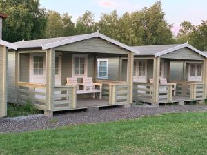 a row of modular homes with chairs on the porch at Pakri poolsaare matkaplats in Paldiski