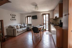 eine Küche und ein Wohnzimmer mit einem Sofa und einem Tisch in der Unterkunft casa dolce casa in Aosta