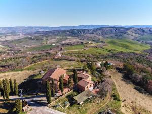 una vista aerea di una casa su una collina di Az.Agr. Il Cavalleggero a Campiglia dʼOrcia