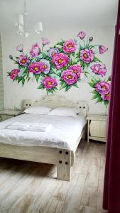 um quarto com um mural de flores na parede em Olko House em Yaremche
