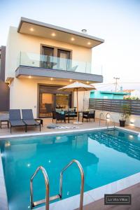 Bazén v ubytování La Vita Villas nebo v jeho okolí