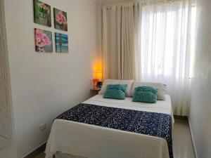 1 dormitorio con 1 cama con 2 almohadas en Lindo apto Balneário Camboriú 2 quartos Av BRASIL, en Balneário Camboriú
