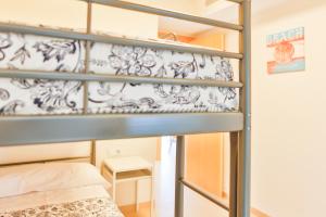 Postel nebo postele na pokoji v ubytování Apartaments Les Palmeres Coma-ruga