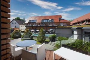 un balcone con tavolo e sedie e un edificio di Schloss Reinach a Friburgo in Brisgovia