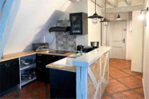 a kitchen with a sink and a counter top at Architecte Les 3 arches de Dormelles in Dormelles
