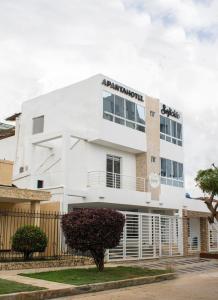 un edificio blanco con un cartel. en Apartahotel y Hotel Sofichic Boutique en Barranquilla