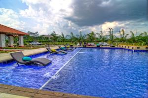 a large swimming pool with chairs in a resort at Brizantha Hotel Campestre in Villavicencio