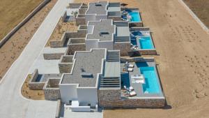 Bazén v ubytovaní T7 LUXURY VILLAS PAROS alebo v jeho blízkosti