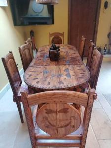 uma mesa de madeira com cadeiras e uma mesa de madeira com uma mesa em B&B BONE NOVELLE em LʼAquila