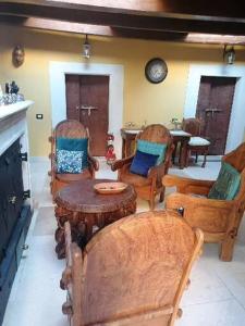 拉奎拉的住宿－B&B BONE NOVELLE，客厅配有木椅和桌子