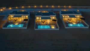 Bazén v ubytovaní T7 LUXURY VILLAS PAROS alebo v jeho blízkosti