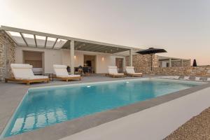 カンポスにあるT7 LUXURY VILLAS PAROSのパティオ(椅子、パラソル付)