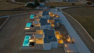 Bazén v ubytovaní T7 LUXURY VILLAS PAROS alebo v jeho blízkosti