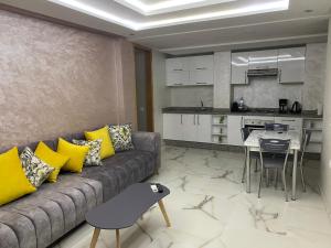 Il comprend un salon avec un canapé et une cuisine. dans l'établissement VILLA AMALOU AVEC PISCINE FAMILLE UNIQUEMENt, à Agadir