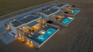 Bazén v ubytovaní T7 LUXURY VILLAS PAROS alebo v jeho blízkosti