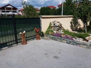 três vasos sentados ao lado de uma cerca com flores em Villa Hills em Sarajevo