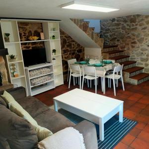 - un salon avec un canapé et une table dans l'établissement Eirixo, à Valga