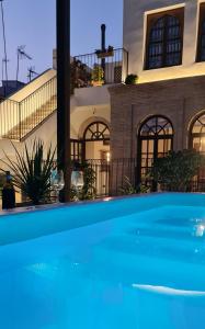 una piscina frente a una casa en Murallas de Jayrán Hotel Boutique en Almería