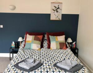 um quarto com uma cama com toalhas em Stylish studio gem in the heart of Hebden em Hebden Bridge