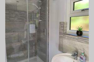 ein Badezimmer mit Dusche und Waschbecken in der Unterkunft Independent garden studio - sleeps max 3. in Derby