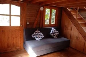 2 oreillers installés sur un canapé dans une cabine dans l'établissement La Casa En El Bosque, à El Retiro