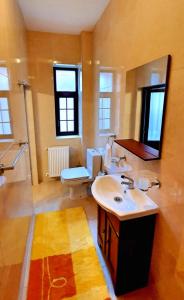 A bathroom at Zur Krone Aparthotel