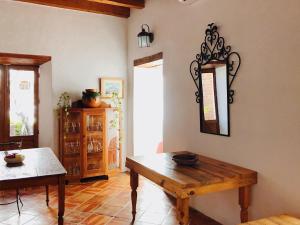 Cette chambre comprend une table et un miroir mural. dans l'établissement Posada la Manzanilla, à La Manzanilla de la Paz